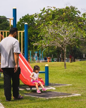 Baba ve şirin küçük Asyalı 2 - 3 yaşında küçük bir kız bebek  