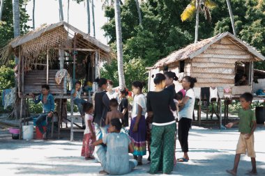 Sibuan, Malezya - 26 Kasım 2019: Bajau Laut halkı Sibuan adasındaki köylerinde, ASemporna. Adadaki köylerde yaşıyorlar..
