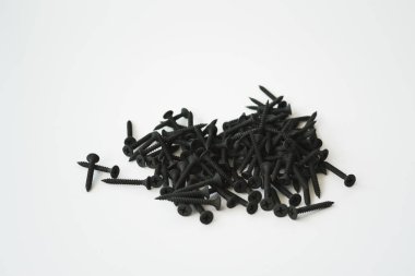 Beyaz arka planda izole edilmiş aynı boyutta siyah vidalar..