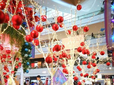 Putrajaya, Malezya - 22 Aralık 2019: IOI Alışveriş Merkezi 'nde Noel Baba ve Noel ağaçlarıyla fotoğraf çektiren çocuklar için güzel bir dekorasyon.