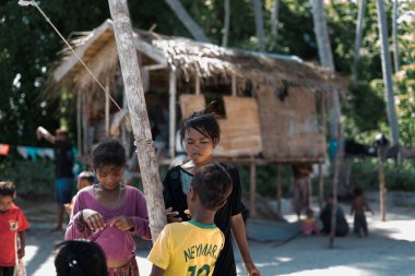 Sibuan, Malezya - 26 Kasım 2019: Bajau Laut halkı Sibuan adasındaki köylerinde, ASemporna. Adadaki köylerde yaşıyorlar..