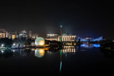Renkli camili gece sahnesi, sıcak hava balonu ve Putrajaya, Malezya 'daki nehir yansımalı köprü..