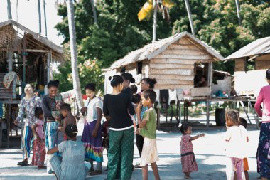 Sibuan, Malezya - 26 Kasım 2019: Bajau Laut halkı Sibuan adasındaki köylerinde, ASemporna. Adadaki köylerde yaşıyorlar..