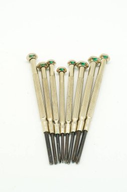 Beyaz arkaplanda izole edilmiş hassas tornavida.