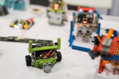 Renkli plastik tuğlalardan yapılmış robotlar.