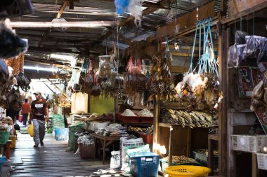 Semporna, Malezya - 28 Kasım 2019: Semporna 'daki yerel bir pazarın görüntüsü.