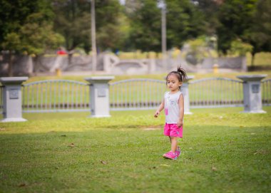 Baba ve şirin küçük Asyalı 2 - 3 yaşında küçük bir kız bebek