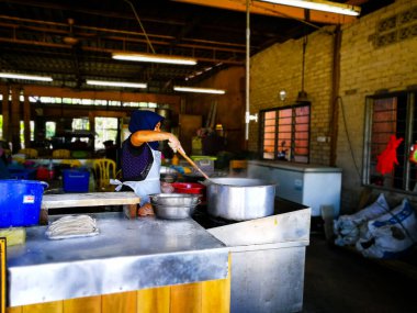 Terengganu, Malezya - 28 Temmuz 2018: Setiu 'nun en ünlü dükkanında geleneksel bir balık ürünü olan' Keropok Lekor 'u yapan kimliği belirsiz işçilerin görüntüsü.