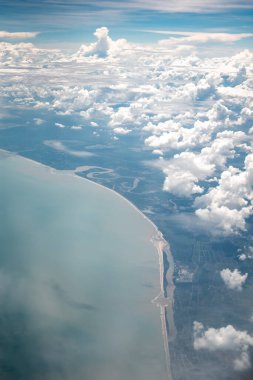 Sabah üzerinde uçan uçak - Seyahat Konsepti