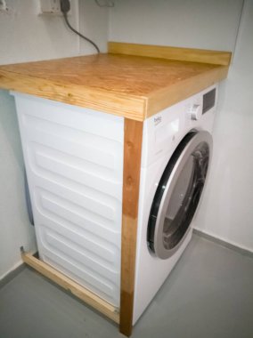 Kuala Lumpur, Malezya - 23 Temmuz 2019: Çamaşır odasında ahşap masa üstü. Kendin yap. Kendin yap..