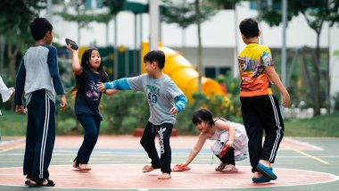 Bangi, Malezya - 10 Temmuz 2019: Çocuklar beyzbol sahasında mutlu bir şekilde oynuyorlar. Toplum çocukları birlikte oynuyorlar..