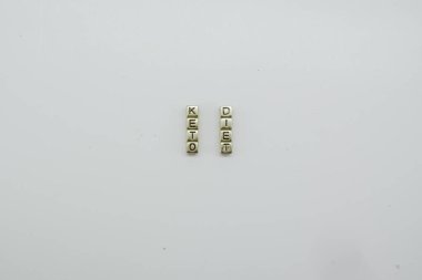 Keto diyeti beyaz arkaplanda altın zar bloklarıyla hecelenir.