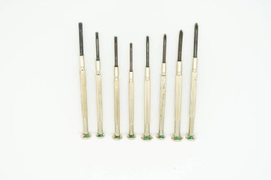 Beyaz arkaplanda izole edilmiş hassas tornavida.