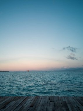 Semporna, Borneo Sabah, Malezya 'daki tropikal adada gökyüzüne karşı geniş bir deniz manzarası.
