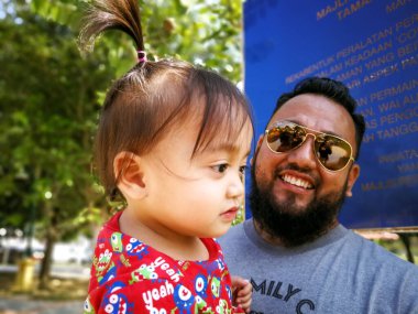 Mutlu bir baba ve sevimli küçük kızının portresi.