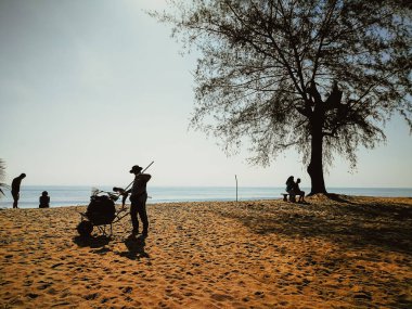 plajda insanların silueti