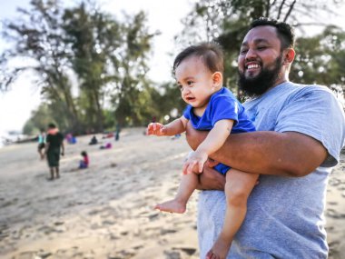 Baba ve bebek kız parkta oynarken