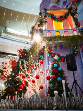 Putrajaya, Malezya - 22 Aralık 2019: IOI Alışveriş Merkezi 'nde Noel Baba ve Noel ağaçlarıyla fotoğraf çektiren çocuklar için güzel bir dekorasyon.