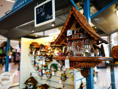 Malezya - 18 Şubat 2018: Alışveriş merkezinde satılık klasik guguklu saat.