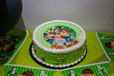Selangor, Malezya - 8 Ağustos 2019: Bir partide doğum günü kutlaması olarak yağlı kremadan yapılan Ben 10 Omzlu yeşil pasta.