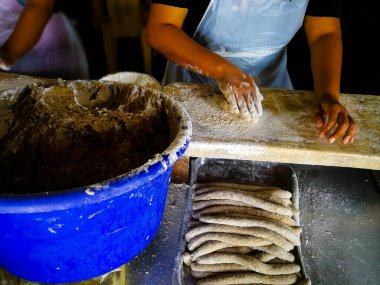 Terengganu, Malezya - 28 Temmuz 2018: Setiu 'nun en ünlü dükkanında geleneksel bir balık ürünü olan' Keropok Lekor 'u yapan kimliği belirsiz işçilerin görüntüsü.
