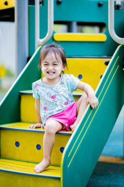 Küçük şirin Asyalı 2-3 yaşında, çocuk parkında küçük bir kız çocuğu. 