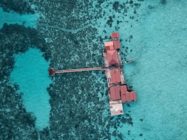 Semporna, Sabah, Malezya 'daki Bum Bum Adası' ndaki su dağ evi manzaralı..