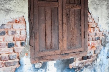 Pencereli boş Eski Tuğla Duvar dokusu. Boyanmış Duvar Yüzeyi. Grungy Wide Brickwall 'da. Red Stonewall Arkaplanı. Zarar görmüş alçılı eski püskü bina cephesi. Soyut Web Afişi. Boşluğu Kopyala.