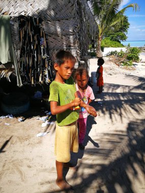 Sibuan, Malezya - 26 Kasım 2019: Bajau Laut halkı Sibuan adasındaki köylerinde, ASemporna. Adadaki köylerde yaşıyorlar..