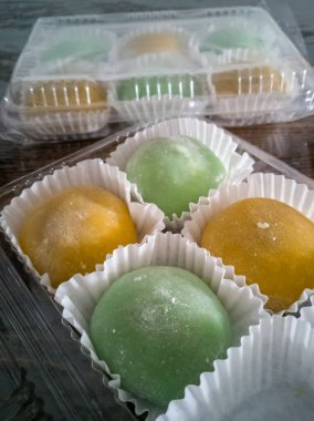 Yeşil ve sarı renkli şirin mochi paket kutusunda..