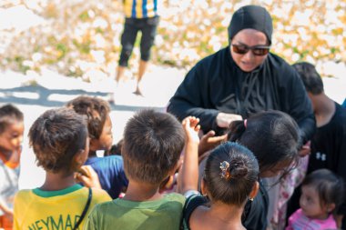Sibuan, Malezya - 26 Kasım 2019: Köydeki Bajau Laut çocuklarına atıştırmalık ve mal dağıtan ziyaretçiler.