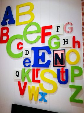 Metin ve kelimelerle alfabenin renkli harfleri