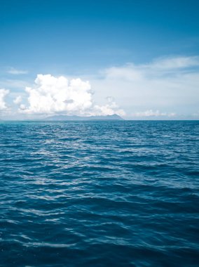 Semporna, Borneo Sabah, Malezya 'daki tropikal adada gökyüzüne karşı geniş bir deniz manzarası.