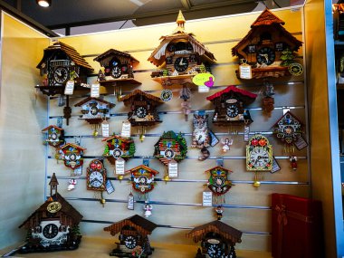 Arka planda antika saatleri olan güzel mağaza.