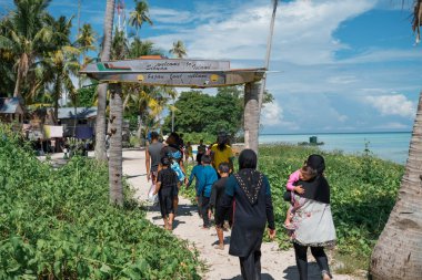 Semporna, Malezya - 26 Kasım 2019: Sibuan Adası, Semporna, Borneo, Sabah, Malezya.