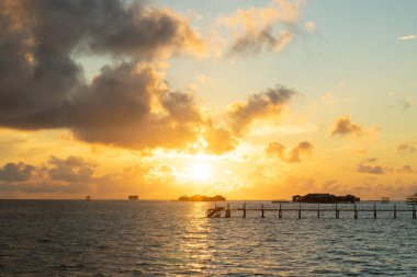 Bulutları ve denizi olan karanlık gökyüzü, Semporna 'da gün doğumu, Sabah, Malezya.