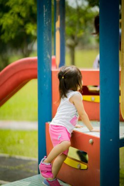 Sevimli küçük Asyalı 2-3 yaşında küçük bir kız bebek  