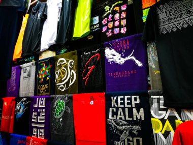 Terengganu, Malezya - 15 Şubat 2018: Pasar Payang 'ın içinde moda pazarında, sokakta renkli giysiler.