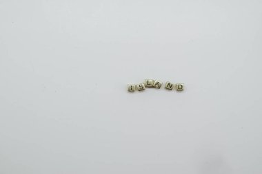 Altın renkli bloklardan yapılmış bir ada kelimesi.