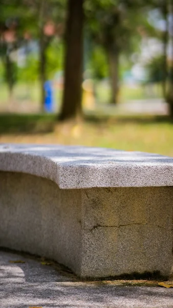 Каменная Скамейка Покрытая Галькой Открытом Парке — стоковое фото