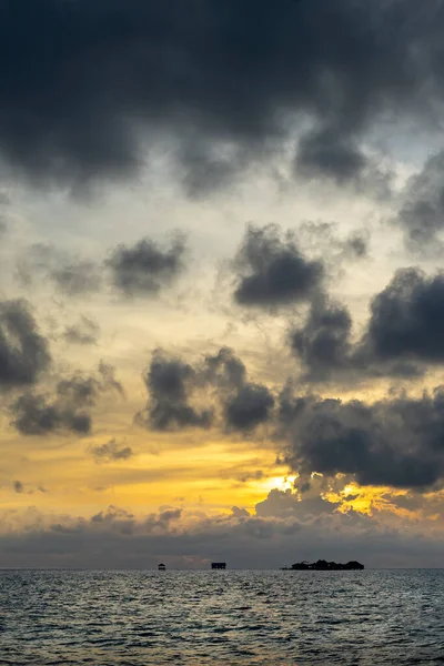 Sonnenuntergang Und Sonnenstrahl Auf Dem Offenen Meer Mit Schönen Wolken — Stockfoto