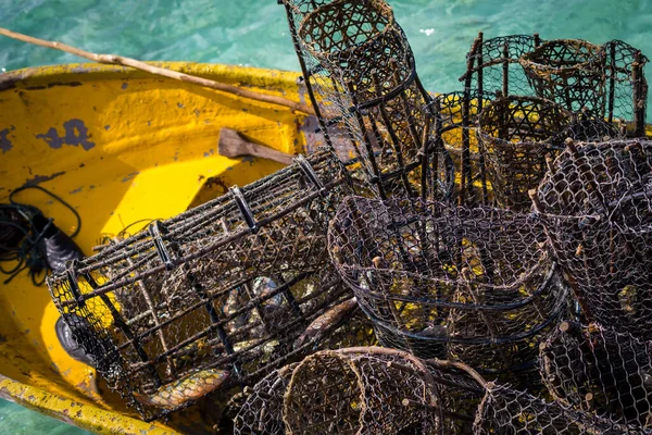 Armadilhas Peixe Enferrujado Barco Com Água Cristalina Fundo Semporna Sabah — Fotografia de Stock