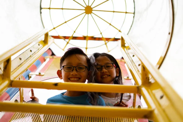 Asiatische Kinder Schauen Von Der Kletterleiter Auf Dem Spielplatz Herunter — Stockfoto