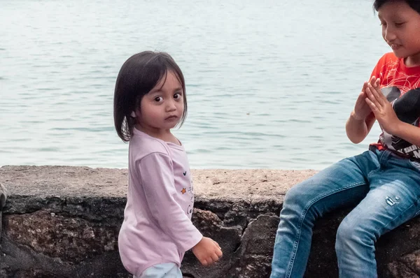 Irmãos Estão Sentados Apreciar Brisa Mar — Fotografia de Stock