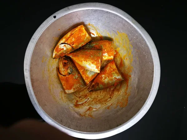 Ψάρια Επικαλυμμένα Μπαχαρικά Και Μαριναρισμένα Ένα Μπολ Αλουμινίου — Φωτογραφία Αρχείου