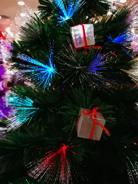 用铅灯把装饰过的圣诞树关上 — 图库照片