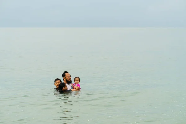 Happy Asian Family Little Kid Having Fun Beach Inglés Familia — Foto de Stock