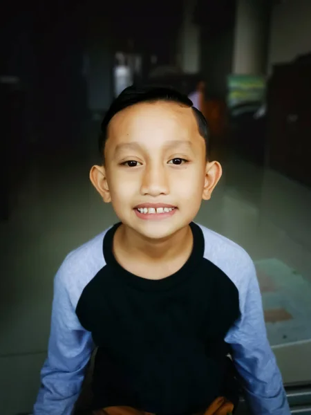Μικρό Ασιατικό Πορτρέτο Αγόρι Κοντά Στο Πρόσωπο Νέο Κούρεμα Στο — Φωτογραφία Αρχείου