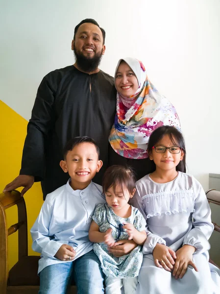 Família Muçulmana Fazendo Retrato Manhã Hari Raya — Fotografia de Stock