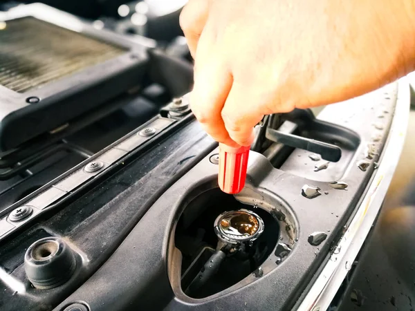 Versando Acqua Radiatore Auto Utilizzando Tubo Dell Acqua Manutenzione Auto — Foto Stock